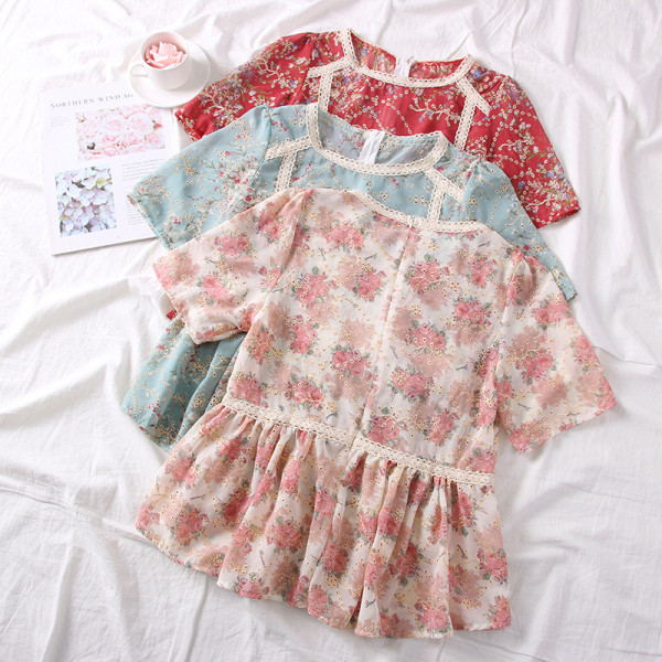 Modern női blúz ovális nyakkivágással és virágmotívumokkal