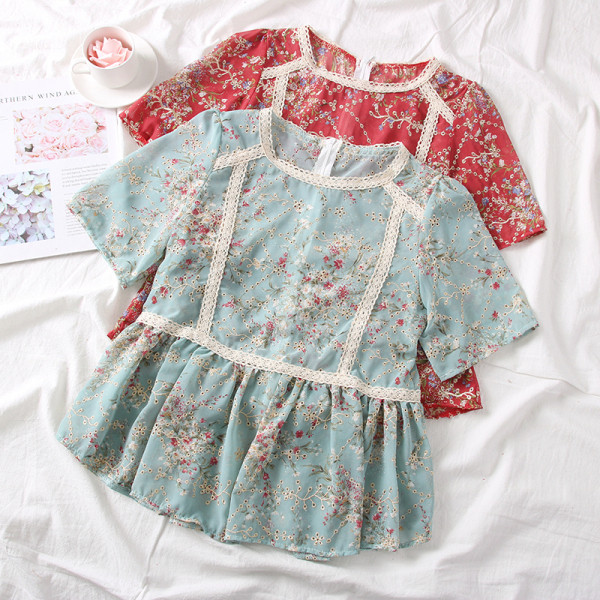 Modern női blúz ovális nyakkivágással és virágmotívumokkal