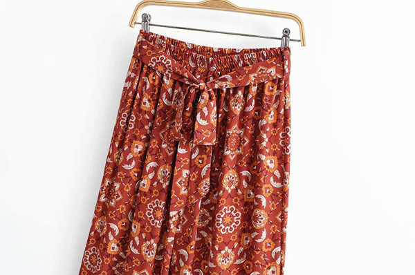 Lezser széles nadrág gumis derékkal és piros színű, mintás mintás megkötővel