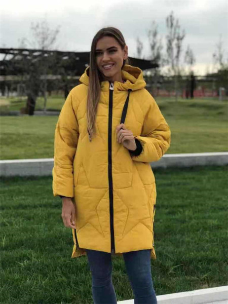 Modern női hosszú téli kabát kapucnival és zsebekkel sárga, fekete, szürke és fehér színben