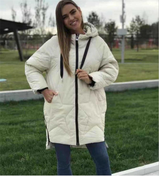 Modern női hosszú téli kabát kapucnival és zsebekkel sárga, fekete, szürke és fehér színben