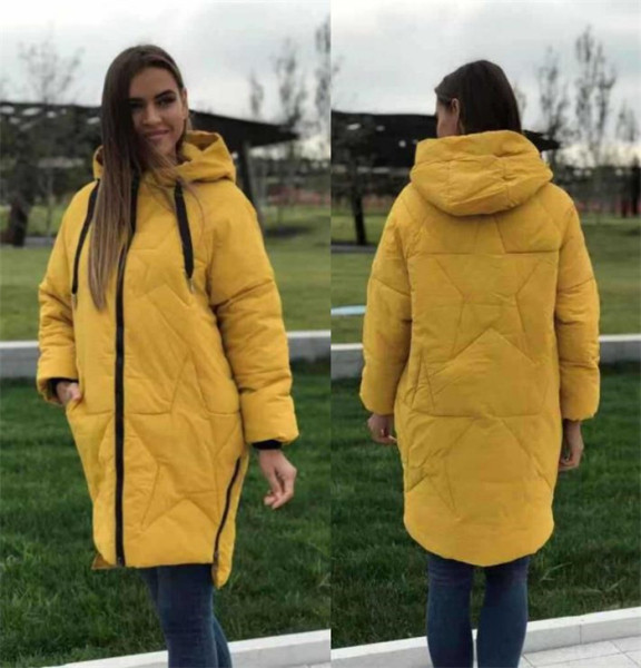 Modern női hosszú téli kabát kapucnival és zsebekkel sárga, fekete, szürke és fehér színben
