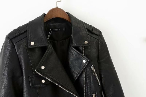 Modern testhezálló kabát cipzárral, fekete színben, öko bőrből