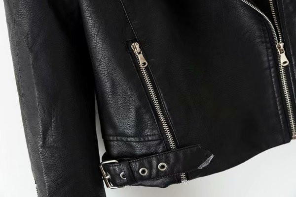 Modern testhezálló kabát cipzárral, fekete színben, öko bőrből