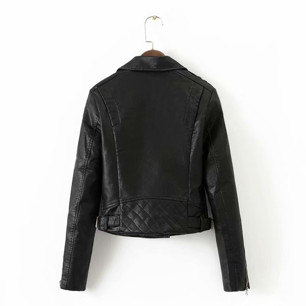 Modern testhezálló kabát cipzárral, fekete színben, öko bőrből