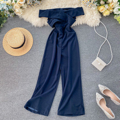 Hosszú női overál csupasz vállakkal, hátul cipzárral