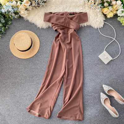 Hosszú női overál csupasz vállakkal, hátul cipzárral