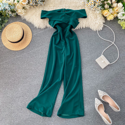 Hosszú női overál csupasz vállakkal, hátul cipzárral