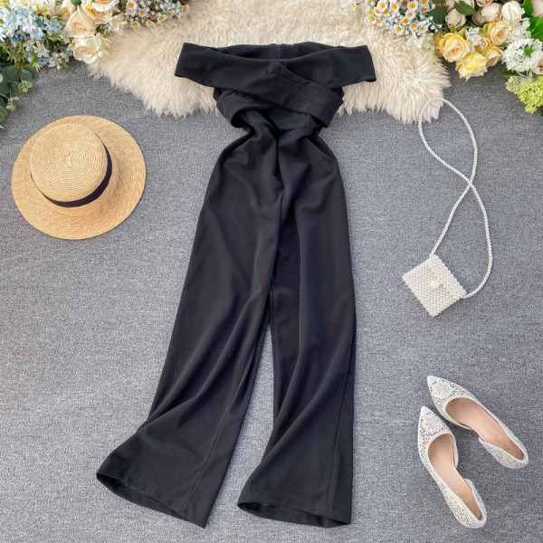 Hosszú női overál csupasz vállakkal, hátul cipzárral