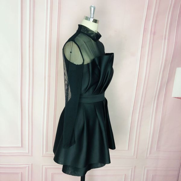 Νέο μοντέλο γυναικείο κοντό φόρεμα με μακριά μανίκια και ψηλό γιακά σε μαύρο χρώμα