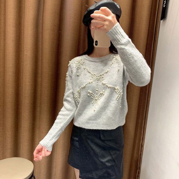 Rövid modern pulóver díszítéssel - szürke gyöngyökkel
