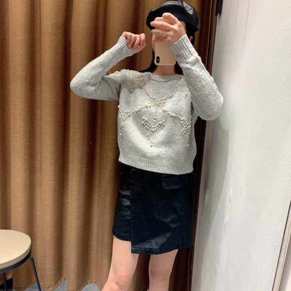 Rövid modern pulóver díszítéssel - szürke gyöngyökkel