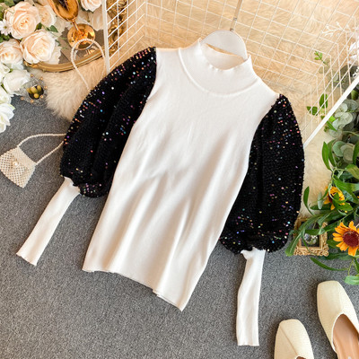 Modern női pulóver széles ujjal és flitterekkel piros, fehér és fekete színben