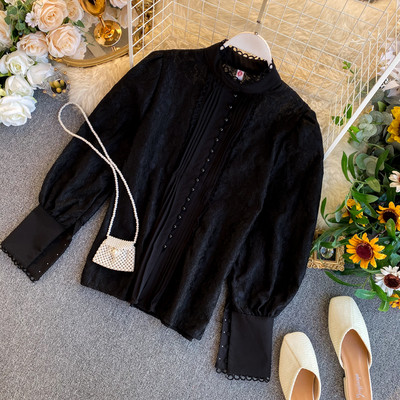 Női csipke ing félmagas gallérral, fekete-fehér gyöngyökkel