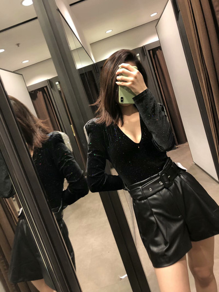 Modern fekete bársony test, fényes hatással és rojtokkal