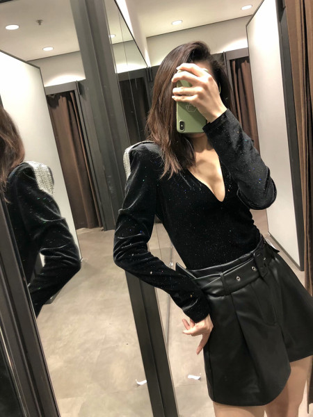 Modern fekete bársony test, fényes hatással és rojtokkal