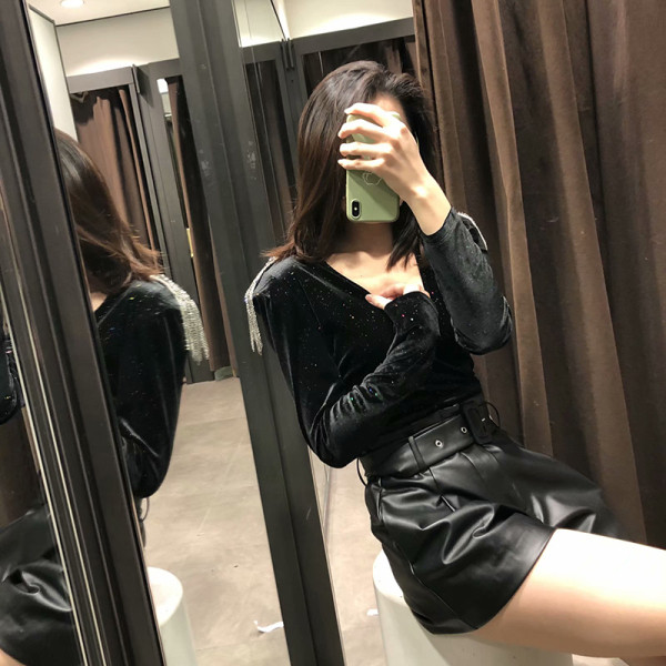 Modern fekete bársony test, fényes hatással és rojtokkal