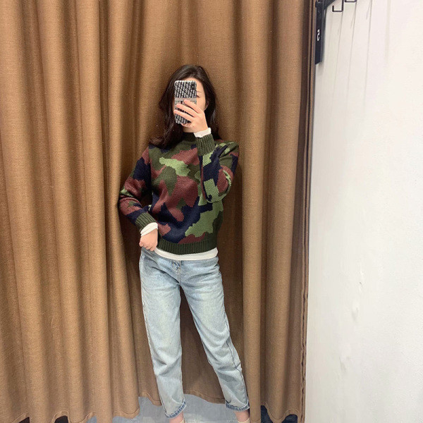 Rövid, hétköznapi vastag pulóver terepszínű mintával