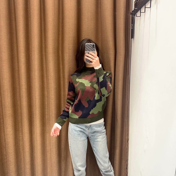Rövid, hétköznapi vastag pulóver terepszínű mintával