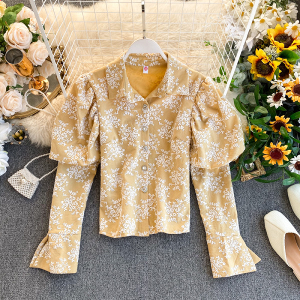 Női ing hímzéssel, klasszikus gallérral és puffos ujjakkal sárga, rózsaszín, fekete és fehér színben