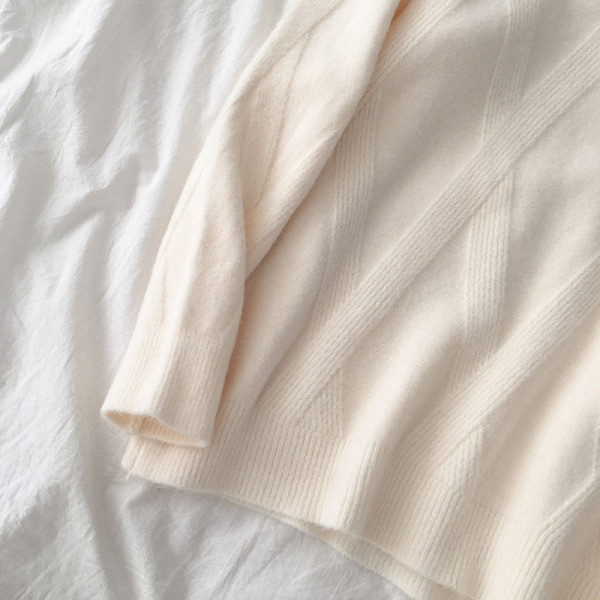 Γυναικείο φούτερ σε λευκό, μπεζ και ροζ χρώμα με στρογγυλή λαιμόκοψη και μακρύ μανίκι