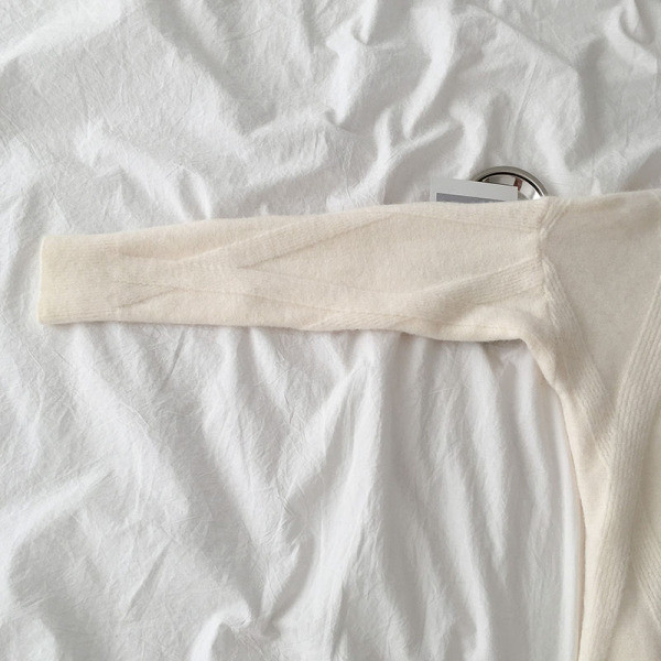 Γυναικείο φούτερ σε λευκό, μπεζ και ροζ χρώμα με στρογγυλή λαιμόκοψη και μακρύ μανίκι