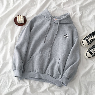 Napi női pulóver négy színben hímzéssel és zsebekkel