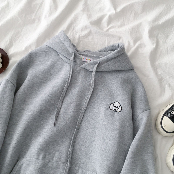 Napi női pulóver négy színben hímzéssel és zsebekkel