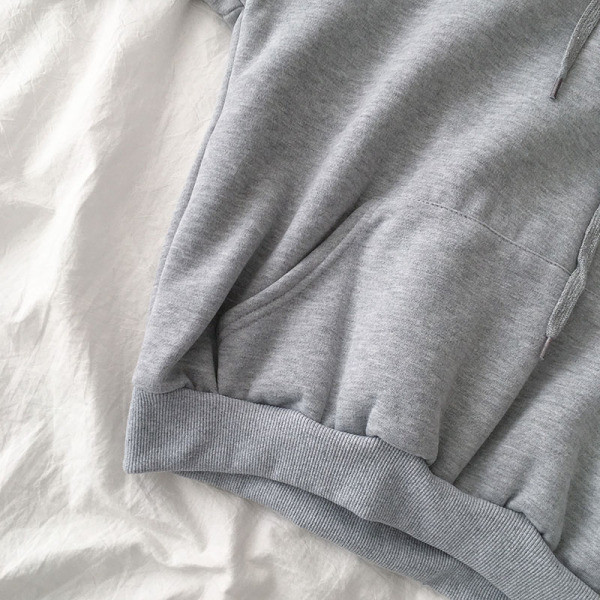 Napi női pulóver négy színben hímzéssel és zsebekkel