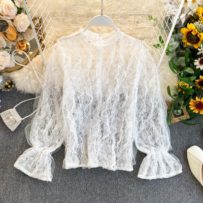 Γυναικεία δαντελένια μπλούζα με βολάν και χαμηλό γιακά σε ροζ, άσπρο, μαύρο και μπεζ χρώμα