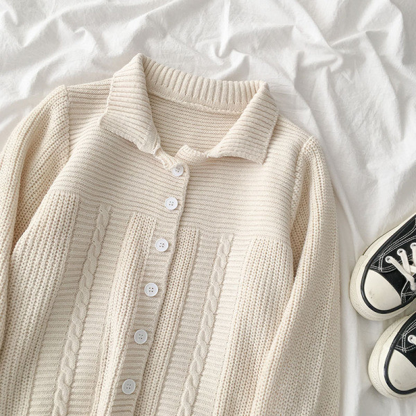 Bézs és piros női mellény, gombokkal és hosszú ujjú