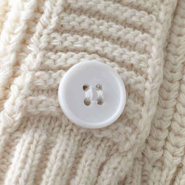 Bézs és piros női mellény, gombokkal és hosszú ujjú