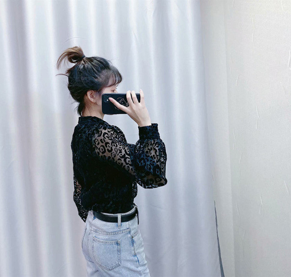 Fekete sifonból készült modern női blúz virágmintával és fürtökkel