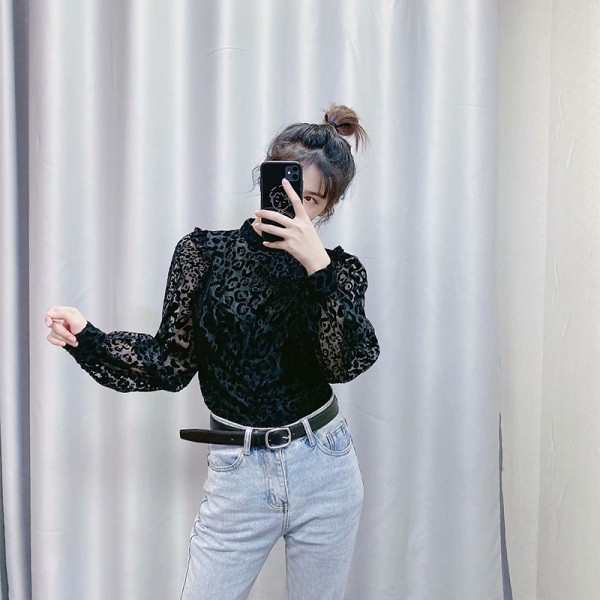 Fekete sifonból készült modern női blúz virágmintával és fürtökkel