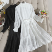 Női téli pehelyruha övvel és félmagas gallérral fehér, fekete és bézs színben