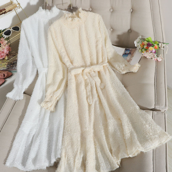 Női téli pehelyruha övvel és félmagas gallérral fehér, fekete és bézs színben