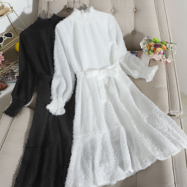 Női téli pehelyruha övvel és félmagas gallérral fehér, fekete és bézs színben