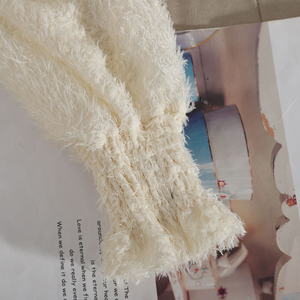 Női téli pehelyruha övvel és félmagas gallérral fehér, fekete és bézs színben