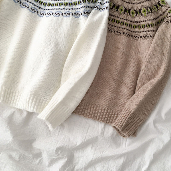 Pulover de dama in bej si alb cu maneci lungi si decolteu rotund