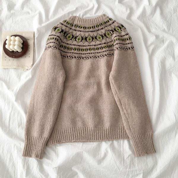 Pulover de dama in bej si alb cu maneci lungi si decolteu rotund