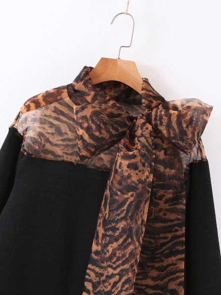Modern lezser blúz fekete színben, gallérral tüll szalaggal és állatmintás - három modell