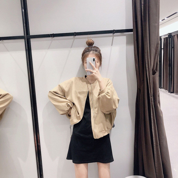 Könnyű tavaszi-őszi kabát eco velúrból, bézs, fehér és szürke cipzárral