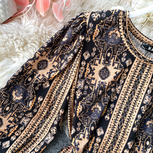 Modern női ruha széles ujjal és kerek nyakkivágással