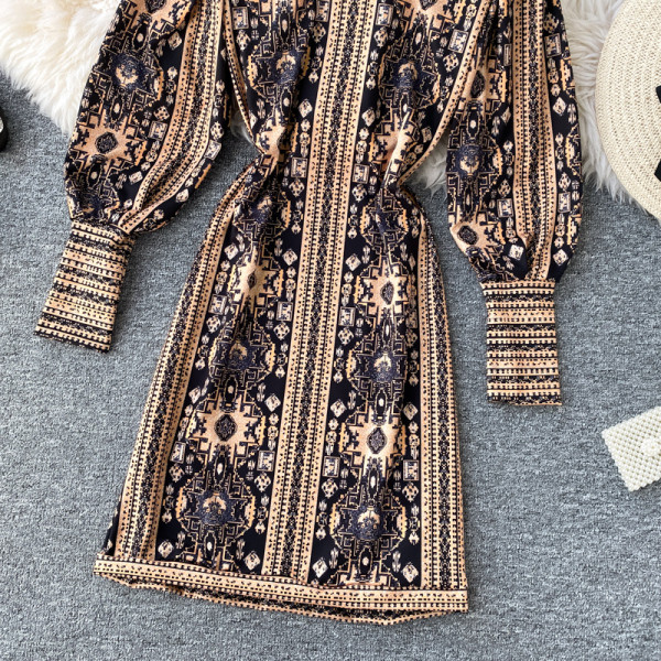 Modern női ruha széles ujjal és kerek nyakkivágással