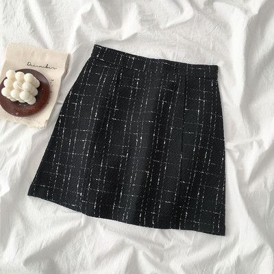 Fekete és bézs színű rövid női szoknya, magas derékkal