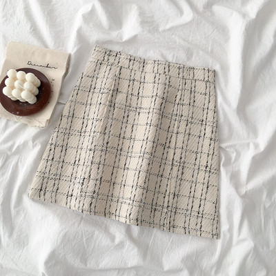 Fekete és bézs színű rövid női szoknya, magas derékkal