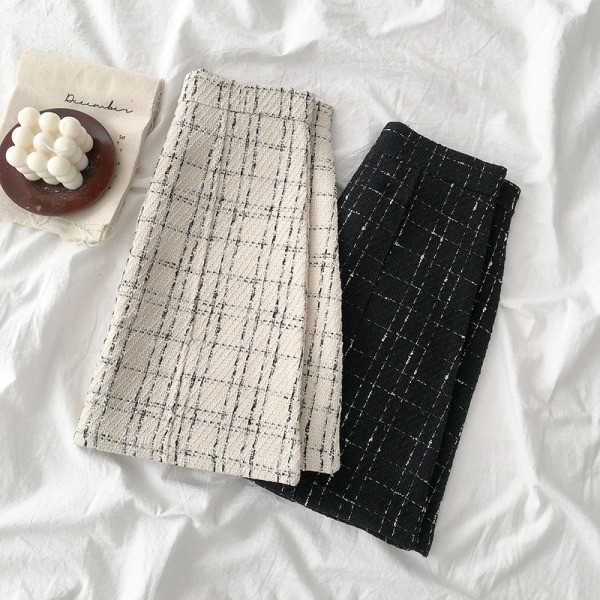 Fekete és bézs színű rövid női szoknya, magas derékkal