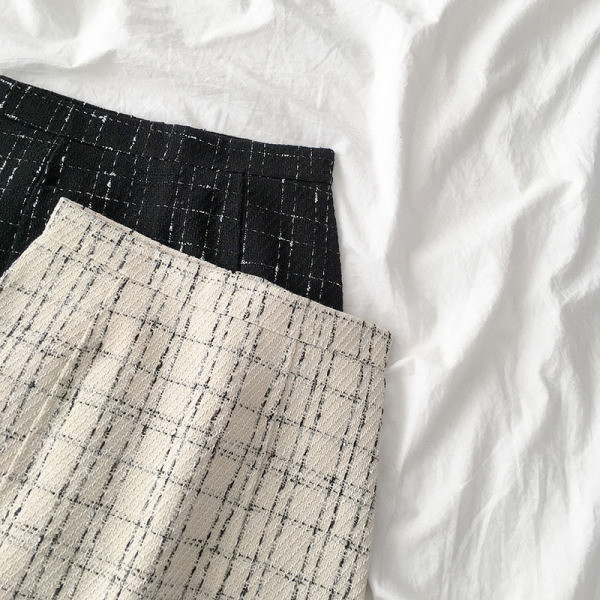 Fekete és bézs színű rövid női szoknya, magas derékkal