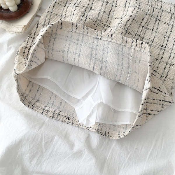 Fekete és bézs színű rövid női szoknya, magas derékkal