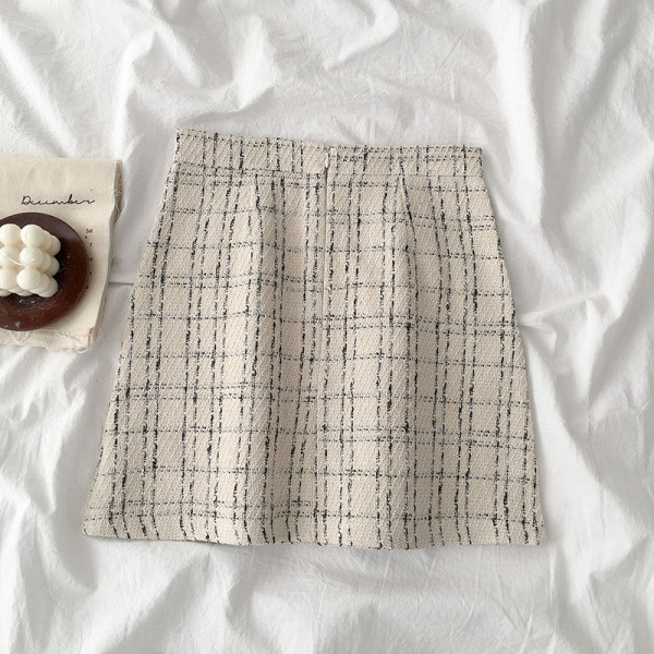 Fekete és bézs színű rövid női szoknya, magas derékkal